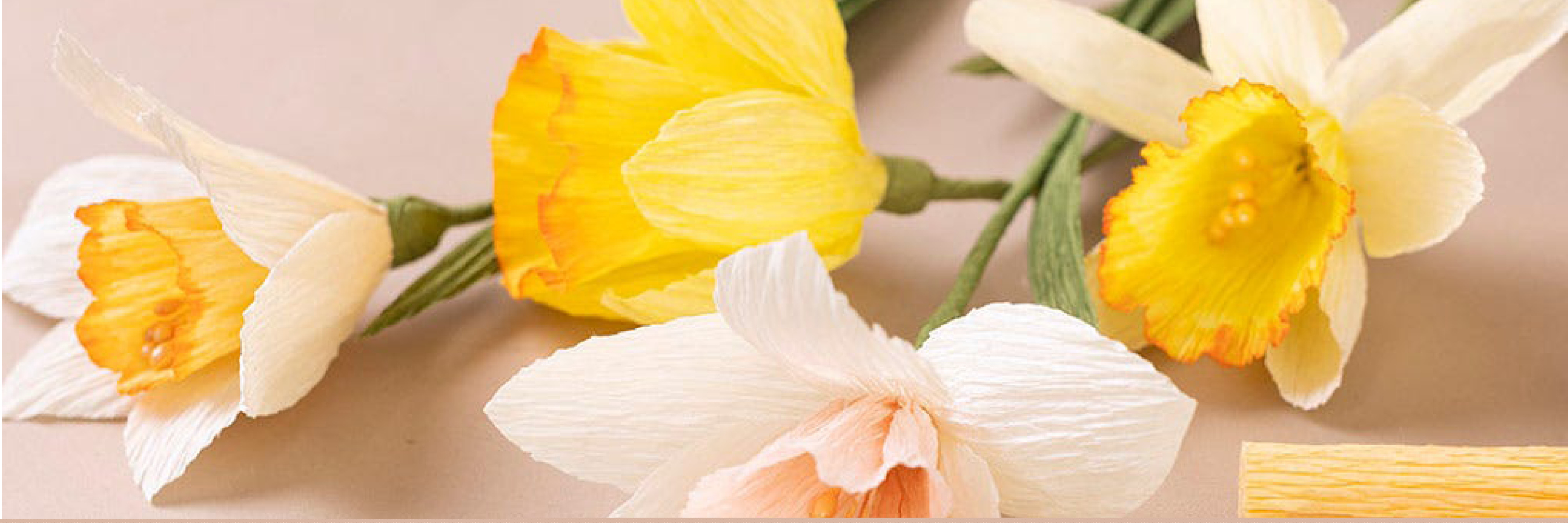 Påskeliljer av kreppapir