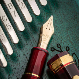 #3776 Century Fyllepenn Bourgogne Music nib i gruppen Penner / Fine Writing / Fyllepenner hos Pen Store (111643)
