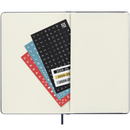 Kalender 18M WeekNote Soft Cover Pocket Sapphire Blue i gruppen  Papir & Blokk / Kalendere / 18 md kalendere hos Pen Store (130891)