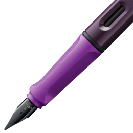 Safari Fyllepenn Violet Blackberry i gruppen Penner / Fine Writing / Fyllepenner hos Pen Store (131058_r)