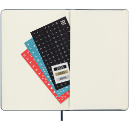 12M Daily Kalender 2025 Hardcover Pocket Black i gruppen  Papir & Blokk / Kalendere / 12 md kalendere hos Pen Store (133770)