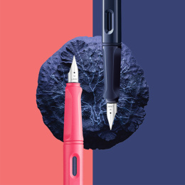 Safari Fyllepenn Dark Dusk Medium i gruppen Penner / Fine Writing / Fyllepenner hos Pen Store (135233)