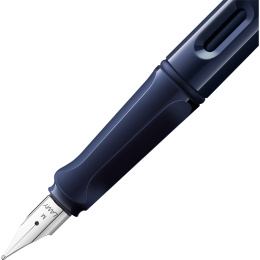 Safari Fyllepenn Dark Dusk Medium i gruppen Penner / Fine Writing / Fyllepenner hos Pen Store (135233)