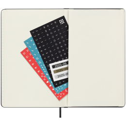 Kalender 18M Daily Hard Cover Large Black i gruppen  Papir & Blokk / Kalendere / 18 md kalendere hos Pen Store (135596)