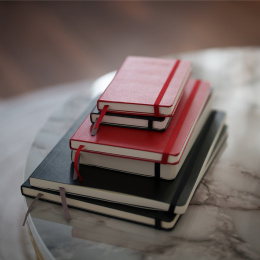 Kalender 12M Daily 2026 Hardcover Large Red i gruppen  Papir & Blokk / Kalendere / 12 md kalendere hos Pen Store (136084)