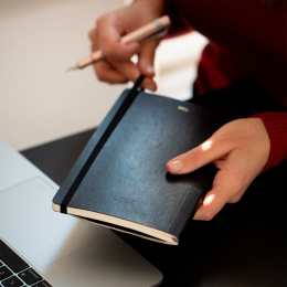 Kalender 12M Weekly Notebook 2026 Softcover Large Black i gruppen  Papir & Blokk / Kalendere / 12 md kalendere hos Pen Store (136111)