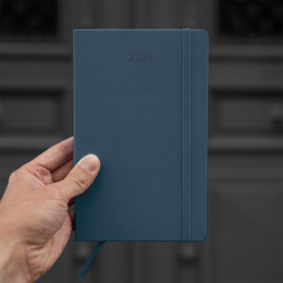 Kalender 12M Weekly Notebook 2026 Hardcover Large Sapphire Blue i gruppen  Papir & Blokk / Kalendere / 12 md kalendere hos Pen Store (136117)