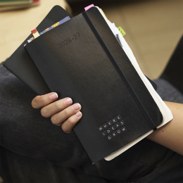 Kalender 18M WeekNote Soft Cover Large Black i gruppen  Papir & Blokk / Kalendere / 18 md kalendere hos Pen Store (137008)