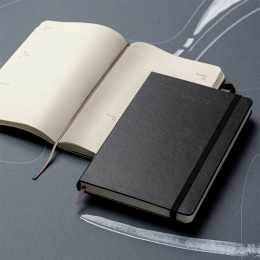Kalender 18M Weekly Hard Cover Horisontell Pocket Black i gruppen  Papir & Blokk / Kalendere / 18 md kalendere hos Pen Store (137013)