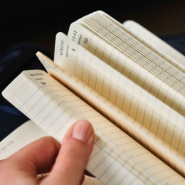 Kalender 12M Daily 2027 Hardcover Large Red i gruppen  Papir & Blokk / Kalendere / 12 md kalendere hos Pen Store (137426)