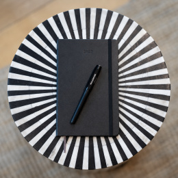 Kalender 12M Weekly Vertical 2027 Hardcover Pocket Black  i gruppen  Papir & Blokk / Kalendere / 12 md kalendere hos Pen Store (137471)