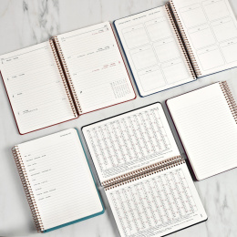 Kalender 2027 A5 Weekly Navy  i gruppen  Papir & Blokk / Kalendere / 12 md kalendere hos Pen Store (138268)