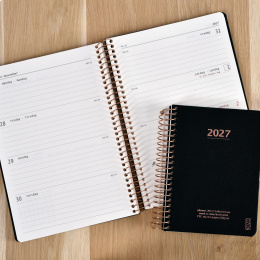 Kalender 2027 A5 Weekly Coffee i gruppen  Papir & Blokk / Kalendere / 12 md kalendere hos Pen Store (138270)