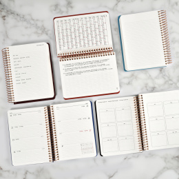 Kalender 2027 A6 Weekly Coffee i gruppen  Papir & Blokk / Kalendere / 12 md kalendere hos Pen Store (138271)
