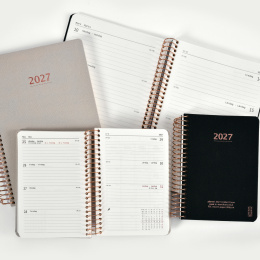 Kalender 2027 A6 Weekly Black i gruppen  Papir & Blokk / Kalendere / 12 md kalendere hos Pen Store (138273)