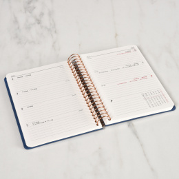 Kalender 2027 A6 Weekly Guava Pink i gruppen  Papir & Blokk / Kalendere / 12 md kalendere hos Pen Store (138277)