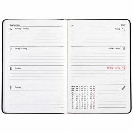 Kalender Björn 2027 A5 Weekly Horisontell Tranebærrød i gruppen  Papir & Blokk / Kalendere / 12 md kalendere hos Pen Store (138289)
